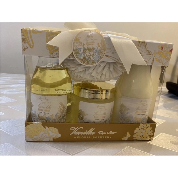 Vanilla Bay Gold and Cream Bath & Body Set - Picture 6 of 10